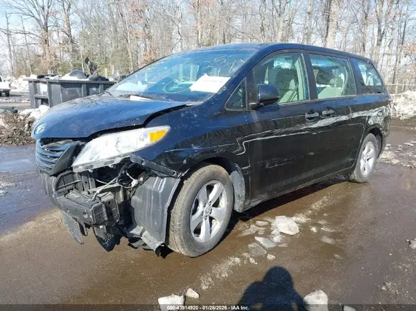 5TDZZ3DC2HS792163 2017 TOYOTA SIENNA - Image 2