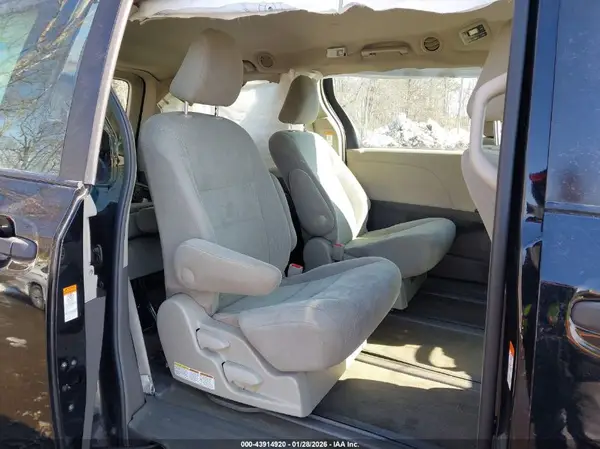 5TDZZ3DC2HS792163 2017 TOYOTA SIENNA - Image 8