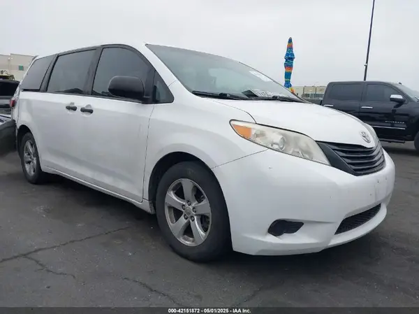 5TDZZ3DC2HS800102 2017 TOYOTA SIENNA - Image 1