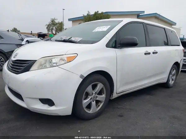 5TDZZ3DC2HS800102 2017 TOYOTA SIENNA - Image 2