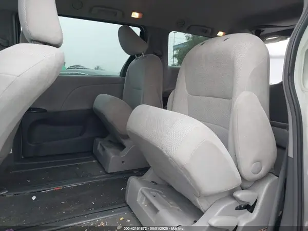5TDZZ3DC2HS800102 2017 TOYOTA SIENNA - Image 8
