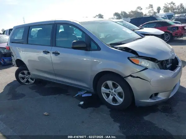 5TDZZ3DC2HS803274 2017 TOYOTA SIENNA - Image 1