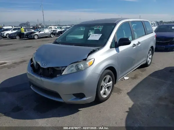 5TDZZ3DC2HS803274 2017 TOYOTA SIENNA - Image 2