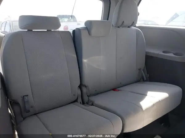 5TDZZ3DC2HS803274 2017 TOYOTA SIENNA - Image 8