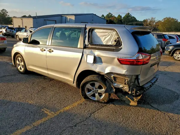 5TDZZ3DC2HS811407 2017 TOYOTA SIENNA - Image 2