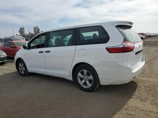5TDZZ3DC2HS820480 2017 TOYOTA SIENNA - Image 2