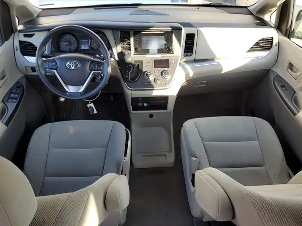 5TDZZ3DC2HS820480 2017 TOYOTA SIENNA - Image 8