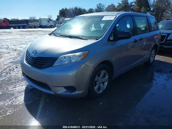 5TDZZ3DC2HS823864 2017 TOYOTA SIENNA - Image 2