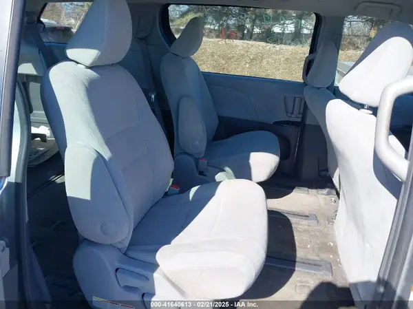 5TDZZ3DC2HS823864 2017 TOYOTA SIENNA - Image 8