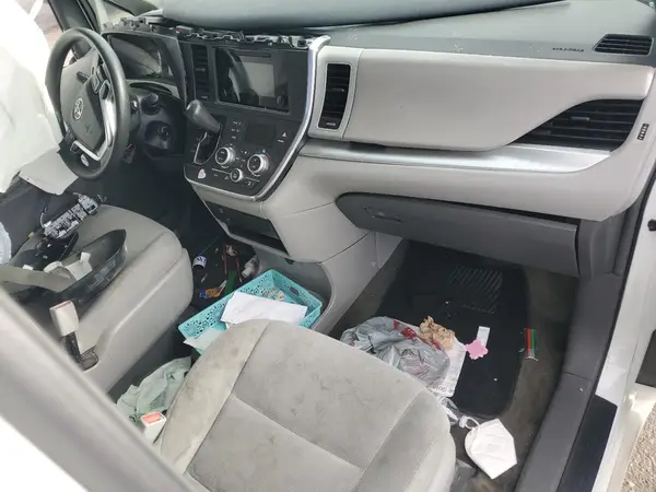 5TDZZ3DC2HS832404 2017 TOYOTA SIENNA - Image 8