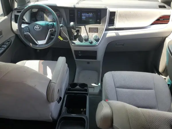 5TDZZ3DC2HS835366 2017 TOYOTA SIENNA - Image 8