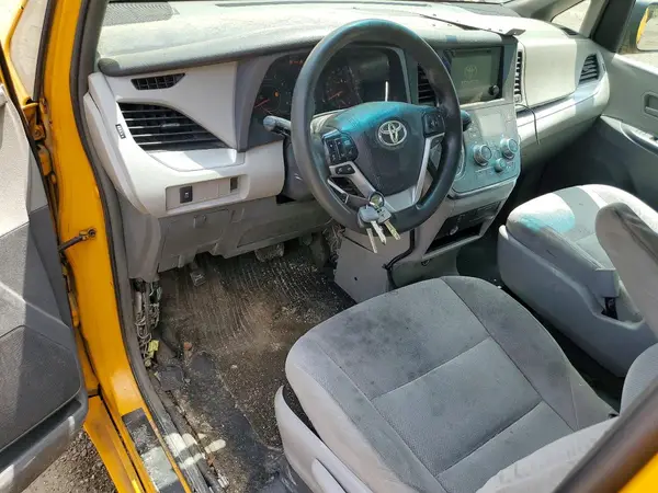 5TDZZ3DC2HS845895 2017 TOYOTA SIENNA - Image 8