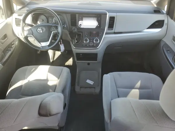 5TDZZ3DC2HS855245 2017 TOYOTA SIENNA - Image 8