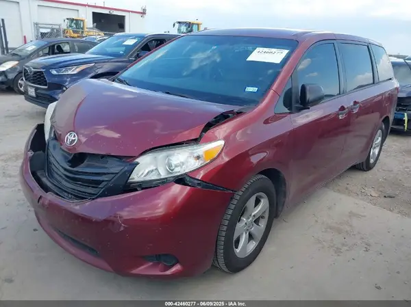5TDZZ3DC2HS857545 2017 TOYOTA SIENNA - Image 2