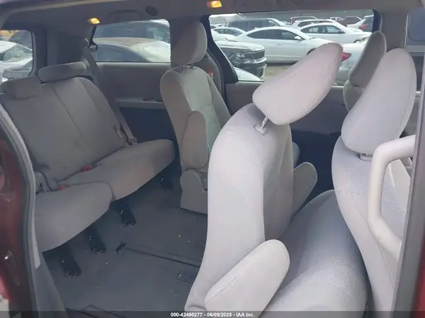 5TDZZ3DC2HS857545 2017 TOYOTA SIENNA - Image 8
