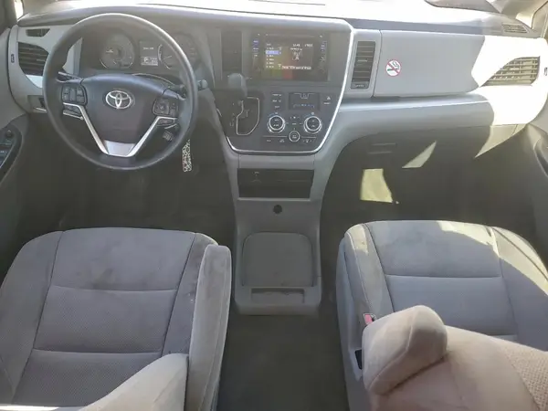 5TDZZ3DC2HS858453 2017 TOYOTA SIENNA - Image 8