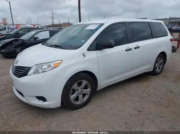 5TDZZ3DC2HS859358 2017 TOYOTA SIENNA - Image 2