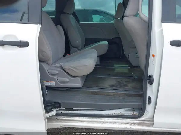 5TDZZ3DC2HS859358 2017 TOYOTA SIENNA - Image 8