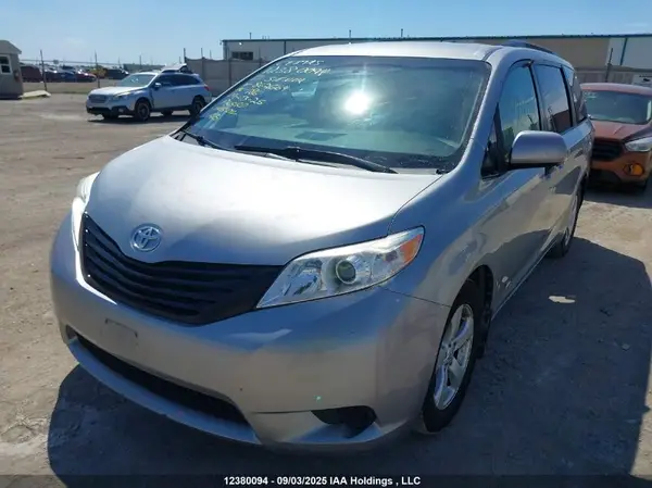 5TDZZ3DC2HS862664 2017 TOYOTA SIENNA - Image 2