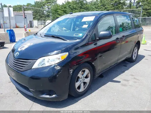 5TDZZ3DC2HS869002 2017 TOYOTA SIENNA - Image 2