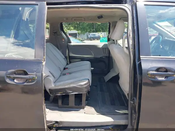 5TDZZ3DC2HS869002 2017 TOYOTA SIENNA - Image 8