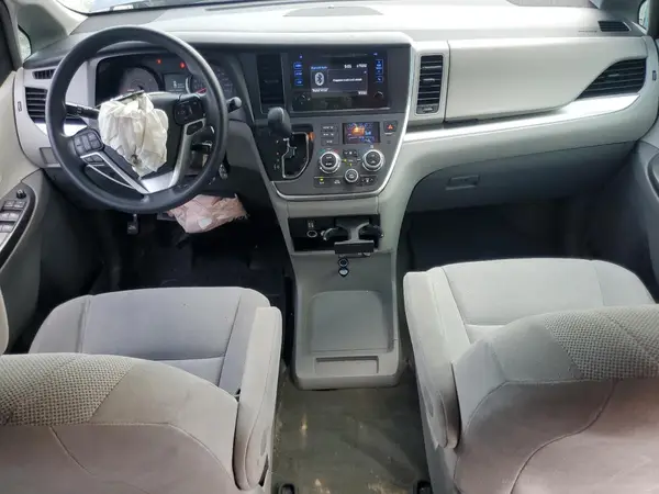 5TDZZ3DC2HS876113 2017 TOYOTA SIENNA - Image 8