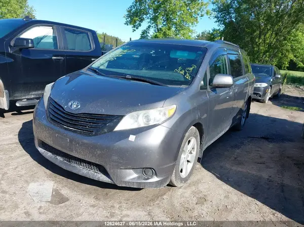 5TDZZ3DC2HS877620 2017 TOYOTA SIENNA - Image 2