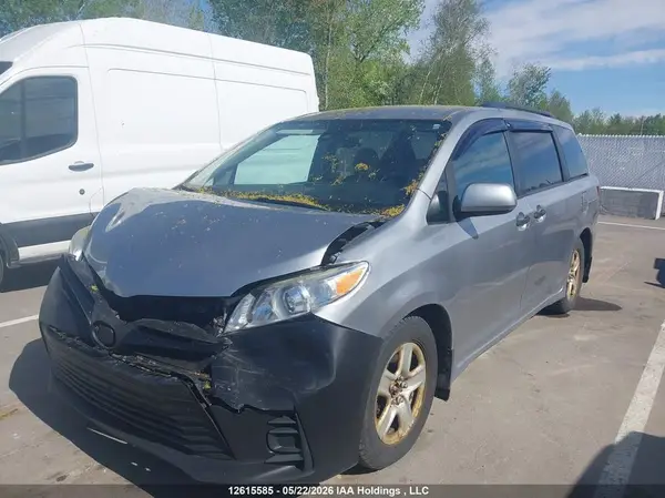 5TDZZ3DC2JS926692 2018 TOYOTA SIENNA - Image 2