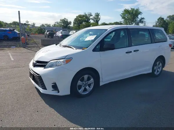 5TDZZ3DC2JS939328 2018 TOYOTA SIENNA - Image 2