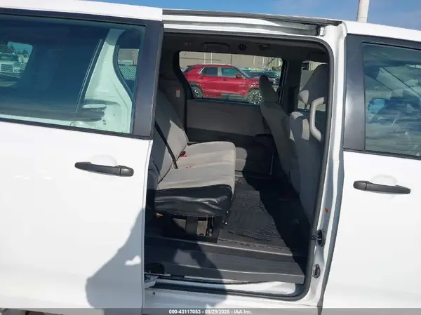 5TDZZ3DC2JS939328 2018 TOYOTA SIENNA - Image 8