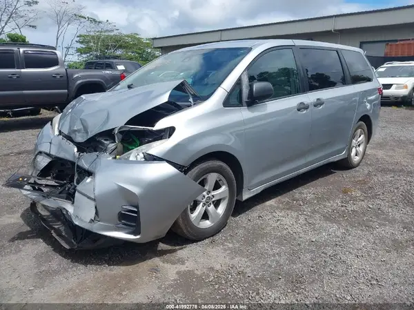 5TDZZ3DC2KS005851 2019 TOYOTA SIENNA - Image 2