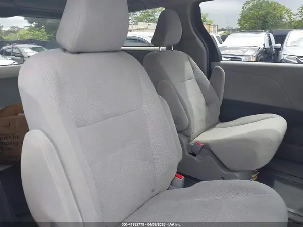 5TDZZ3DC2KS005851 2019 TOYOTA SIENNA - Image 8