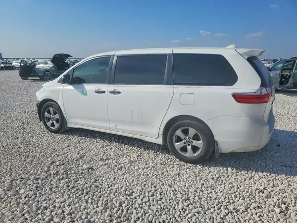 5TDZZ3DC2KS973450 2019 TOYOTA SIENNA - Image 2