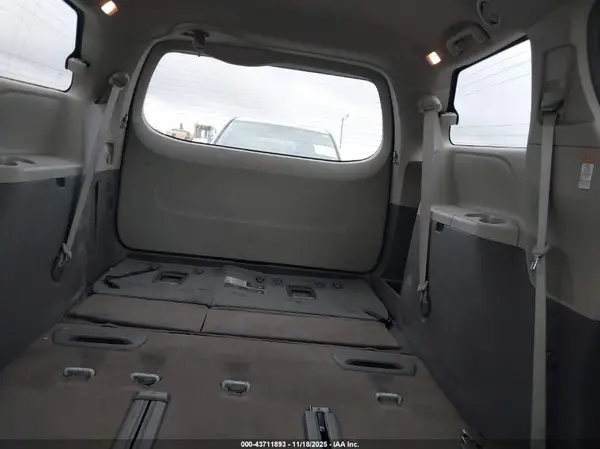 5TDZZ3DC2KS988501 2019 TOYOTA SIENNA - Image 8