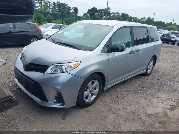 5TDZZ3DC2KS988949 2019 TOYOTA SIENNA - Image 2