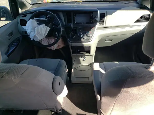 5TDZZ3DC2KS989647 2019 TOYOTA SIENNA - Image 8