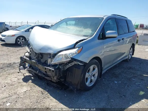 5TDZZ3DC2KS995982 2019 TOYOTA SIENNA - Image 2