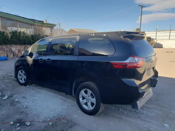 5TDZZ3DC2LS082060 2020 TOYOTA SIENNA - Image 2