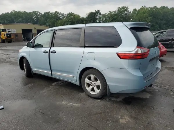 5TDZZ3DC3HS767692 2017 TOYOTA SIENNA - Image 2