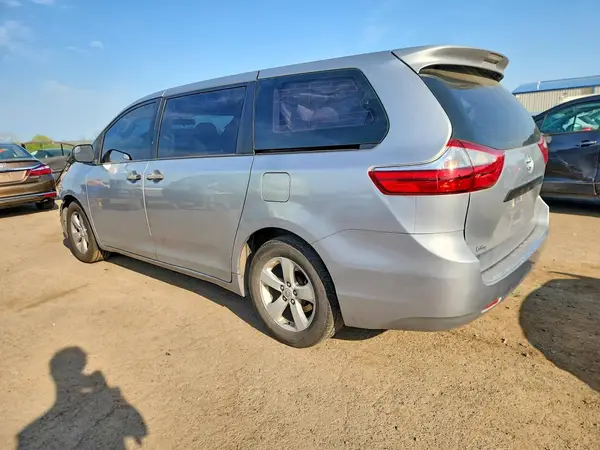 5TDZZ3DC3HS770057 2017 TOYOTA SIENNA - Image 2