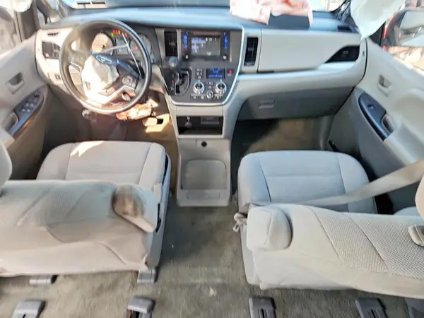 5TDZZ3DC3HS770057 2017 TOYOTA SIENNA - Image 8