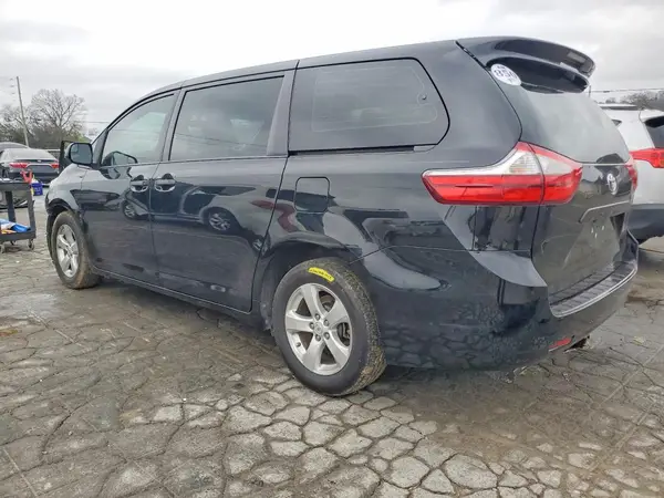 5TDZZ3DC3HS770964 2017 TOYOTA SIENNA - Image 2