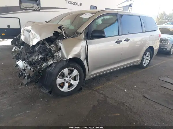 5TDZZ3DC3HS780555 2017 TOYOTA SIENNA - Image 2