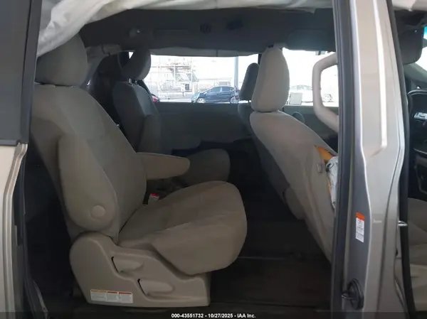 5TDZZ3DC3HS780555 2017 TOYOTA SIENNA - Image 8