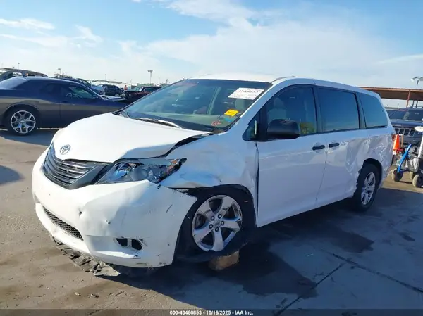 5TDZZ3DC3HS787179 2017 TOYOTA SIENNA - Image 2