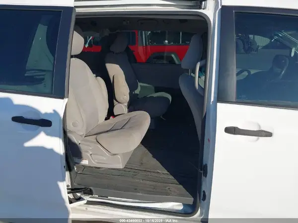 5TDZZ3DC3HS787179 2017 TOYOTA SIENNA - Image 8