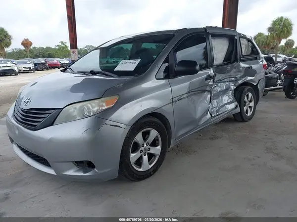 5TDZZ3DC3HS791961 2017 TOYOTA SIENNA - Image 2