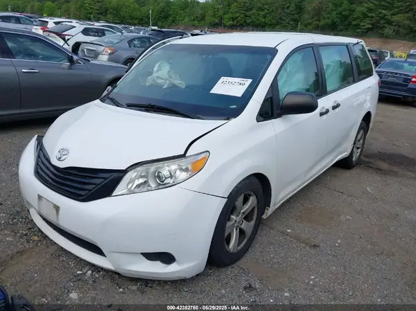 5TDZZ3DC3HS793595 2017 TOYOTA SIENNA - Image 2