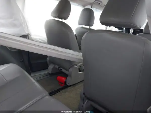 5TDZZ3DC3HS793595 2017 TOYOTA SIENNA - Image 8