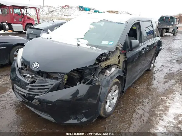 5TDZZ3DC3HS797386 2017 TOYOTA SIENNA - Image 2